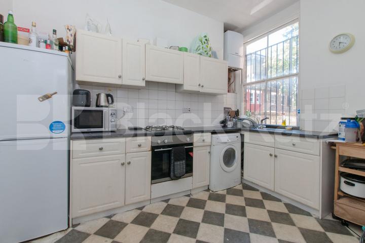 Arranged over two floors is this spacious 3 bedroom property with garden  Birnam Road, Finsbury Park - Holloway